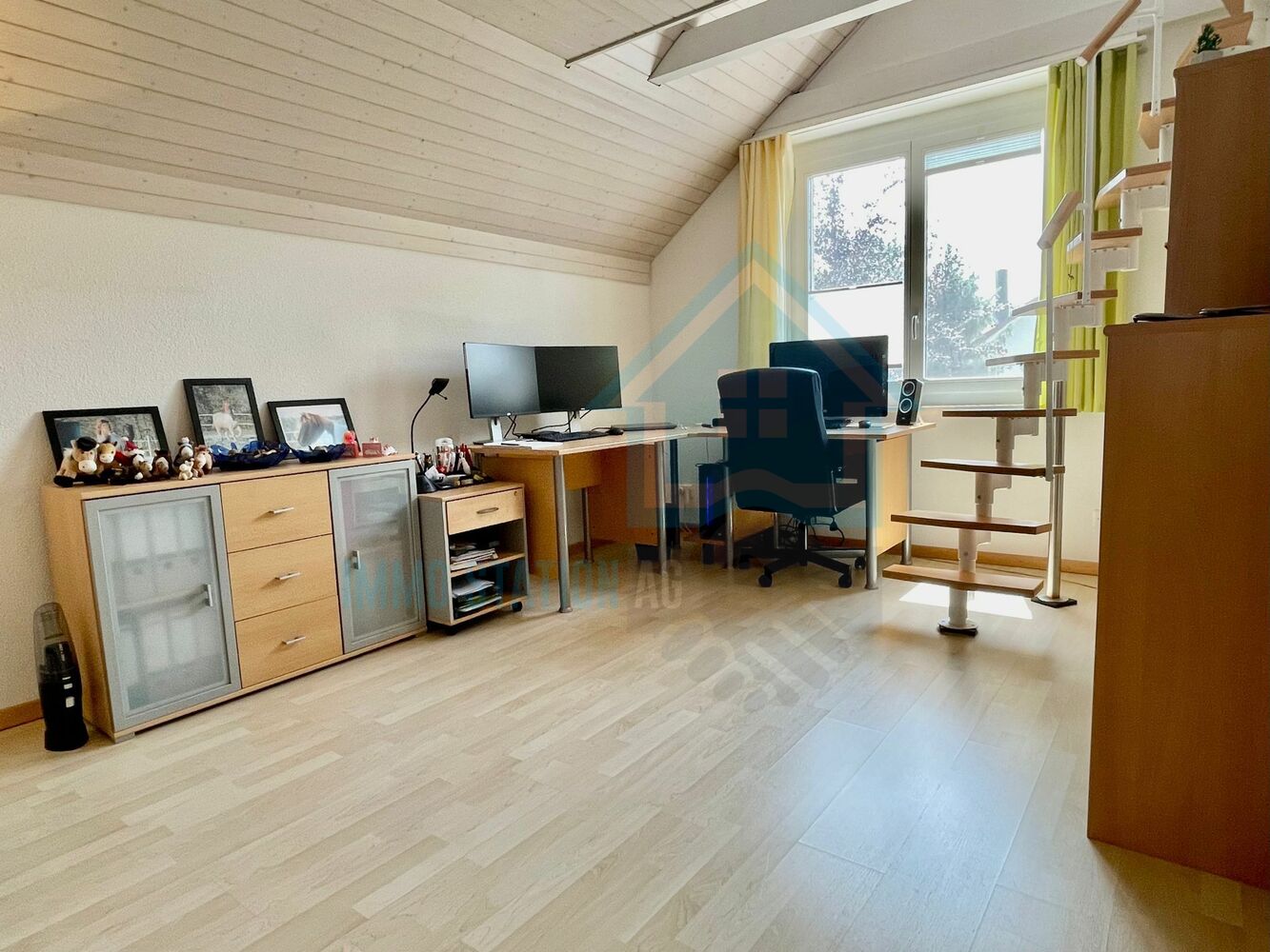 Helles Dachzimmer mit Arbeitsbereich