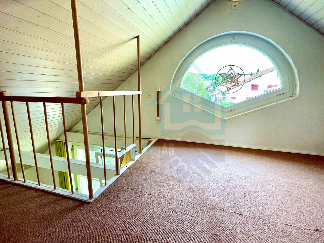 Dachgeschoss mit runder Fensteröffnung und Treppenöffnung