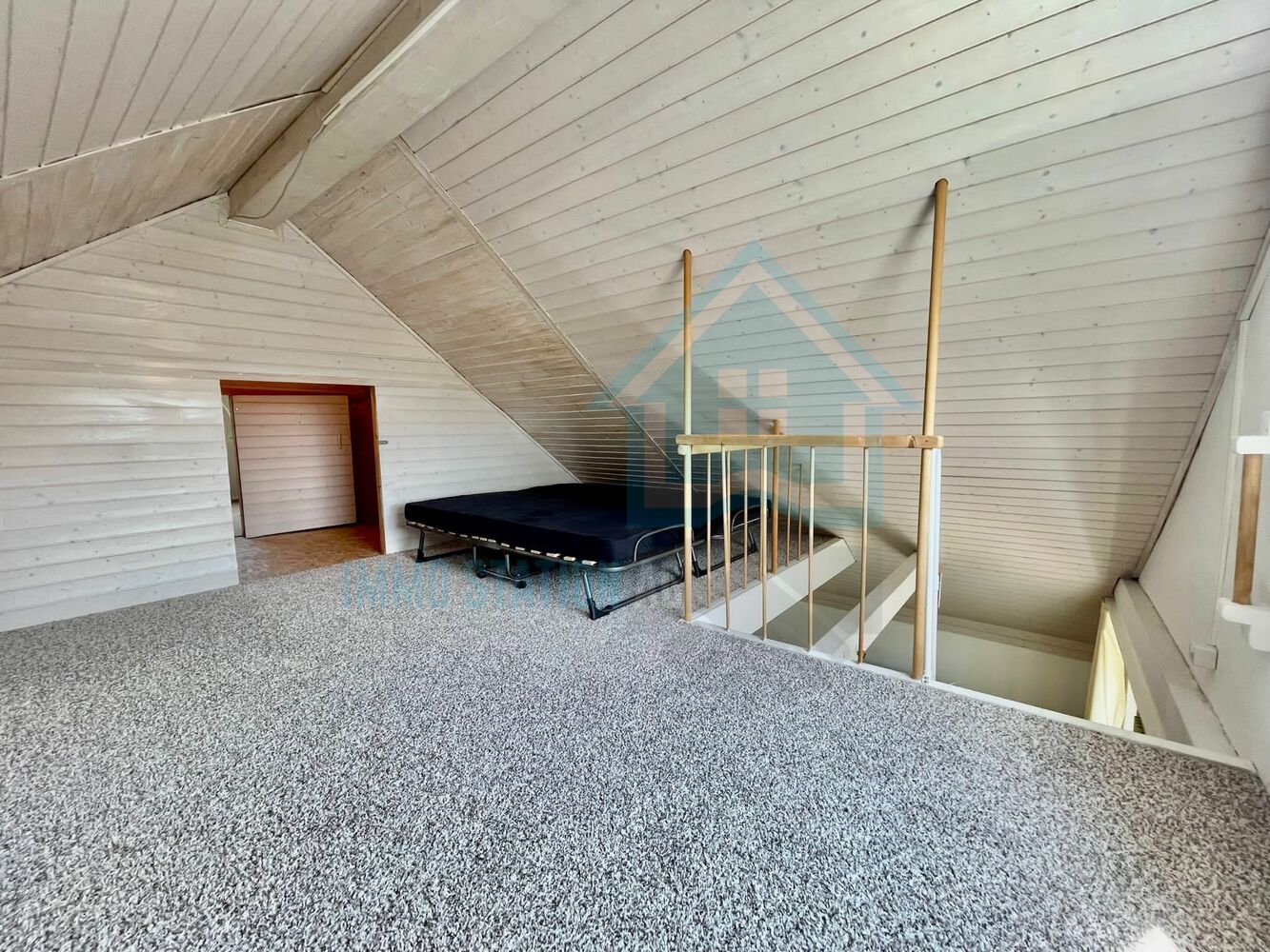 Ausgebauter Dachboden mit Treppenöffnung