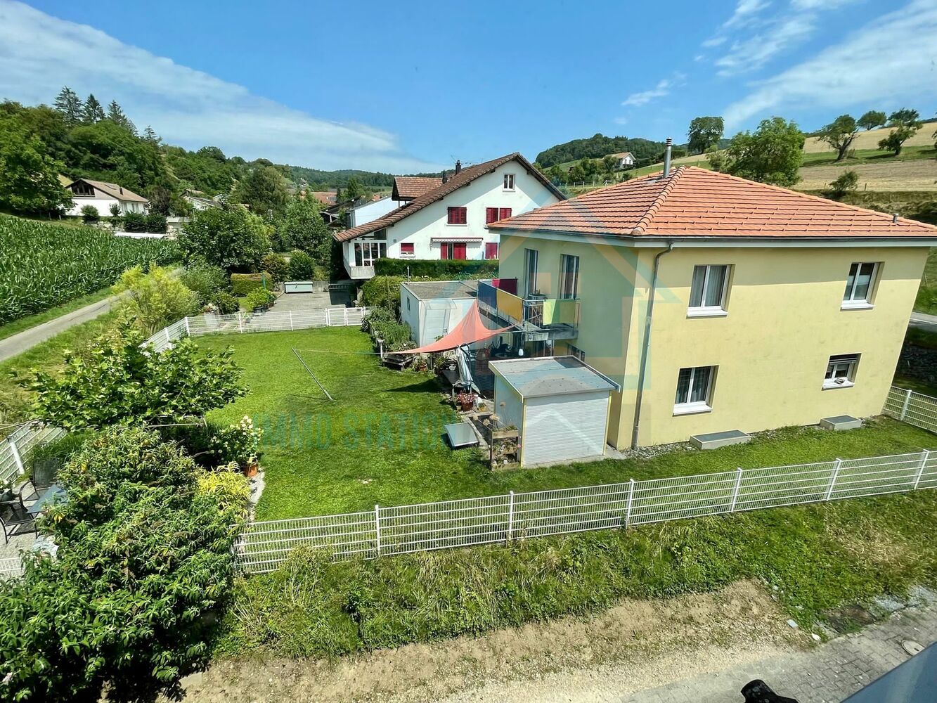 Ländliches Wohnhaus mit Garten und Terrasse