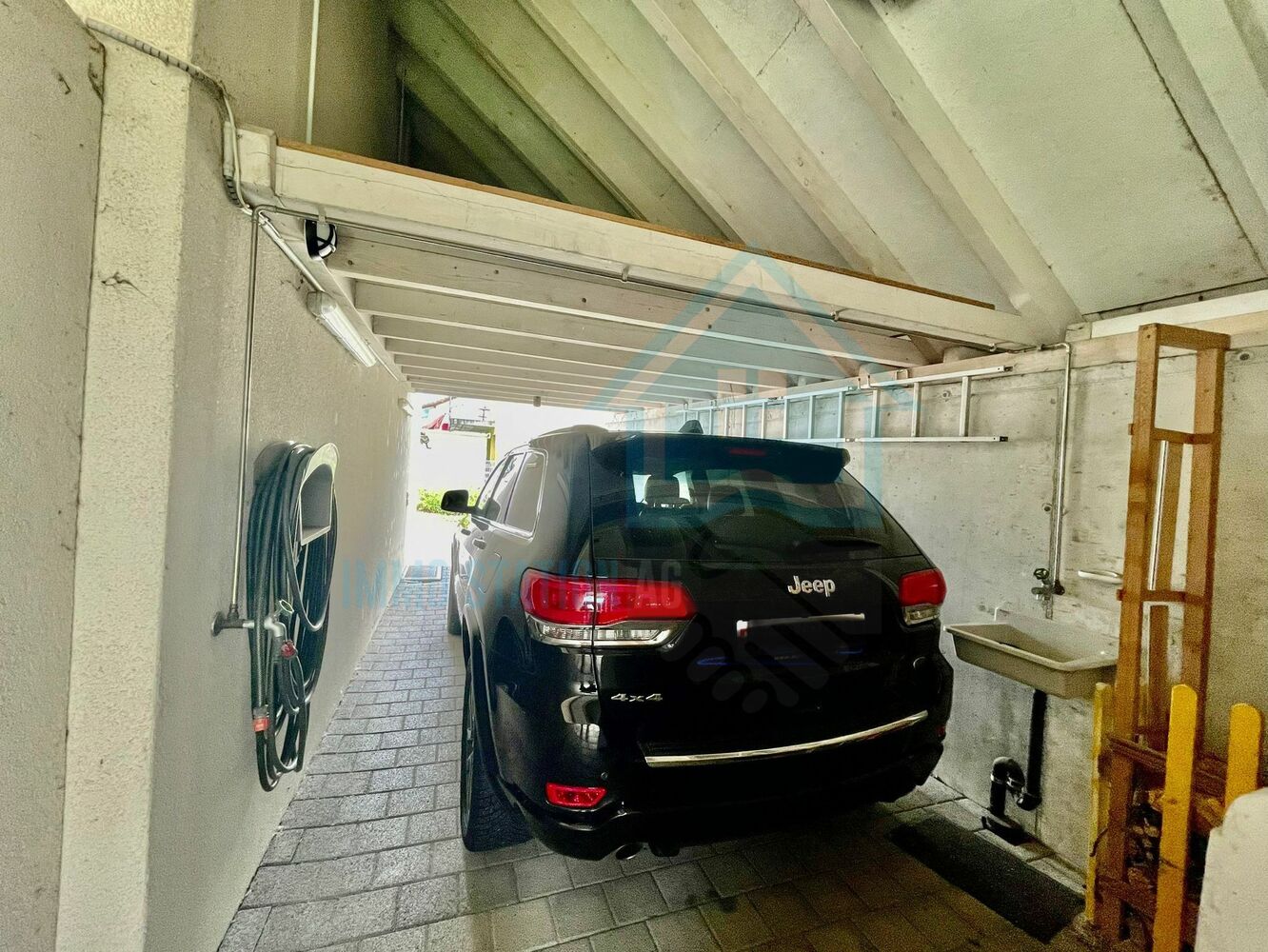 Überdachter Stellplatz mit SUV