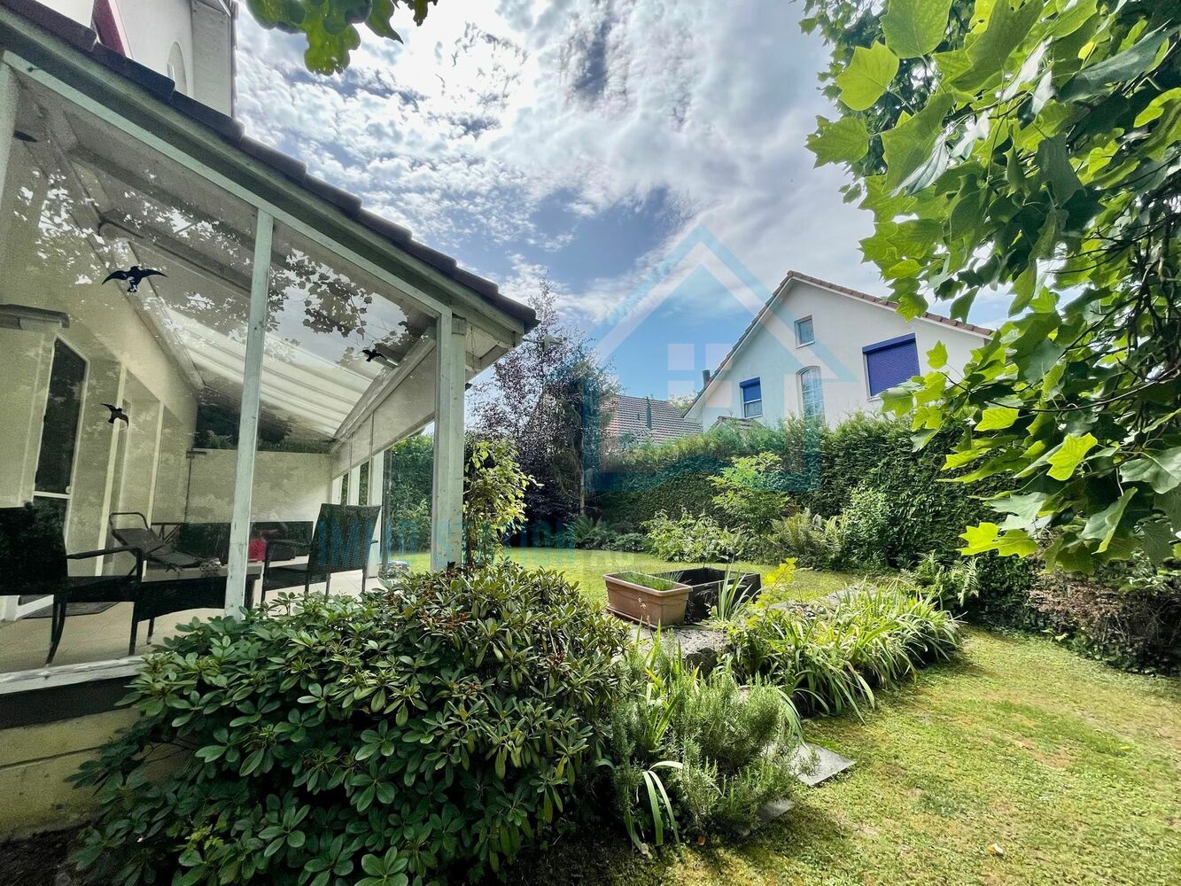 Garten mit verglastem Sitzbereich