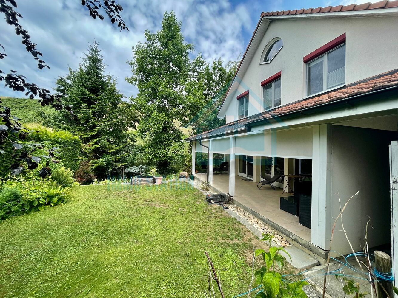 Gartenansicht eines Einfamilienhauses