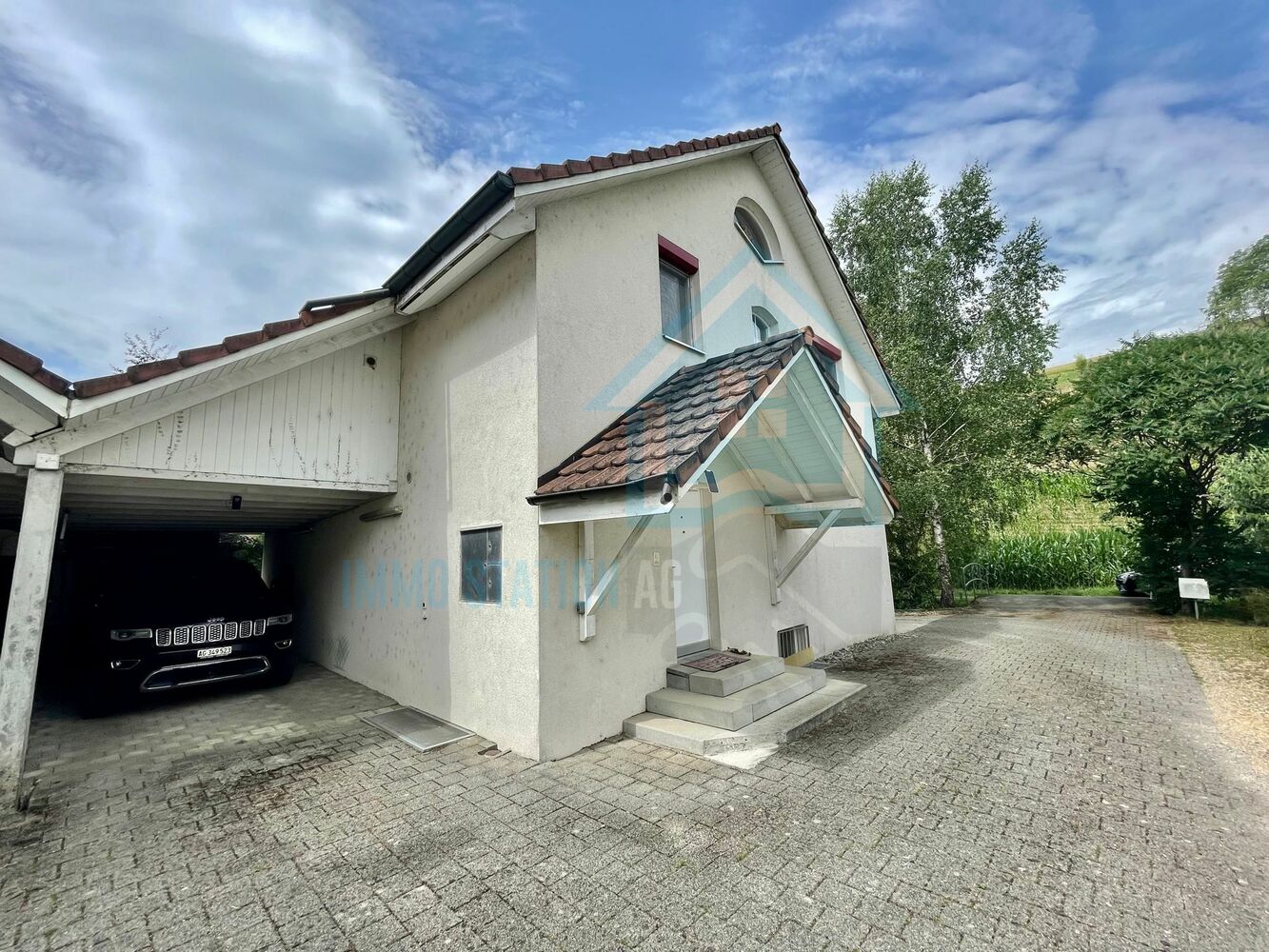 Haus mit Garage und Einfahrt