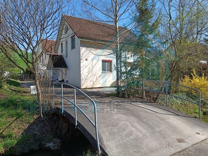 Außenansicht eines Wohnhauses mit Brücke