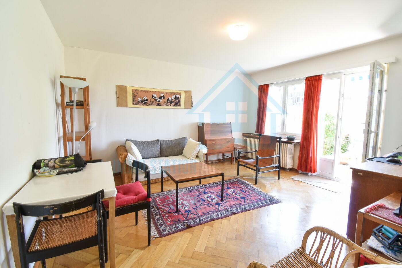 Helles Wohnzimmer mit Balkonausgang