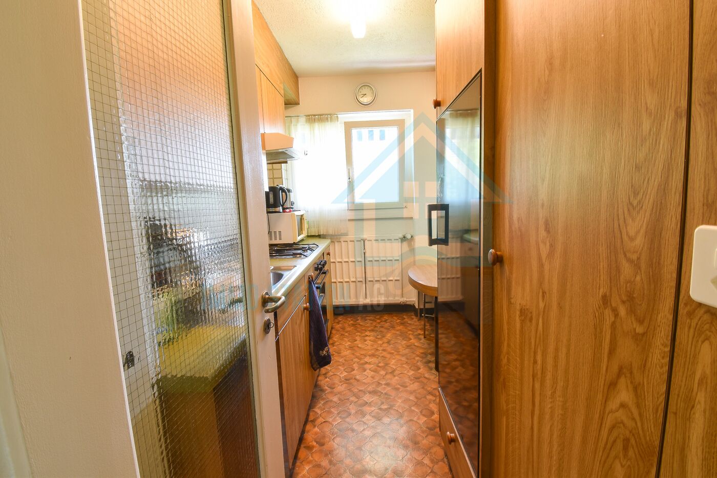 Schmale Küche mit Holzfronten