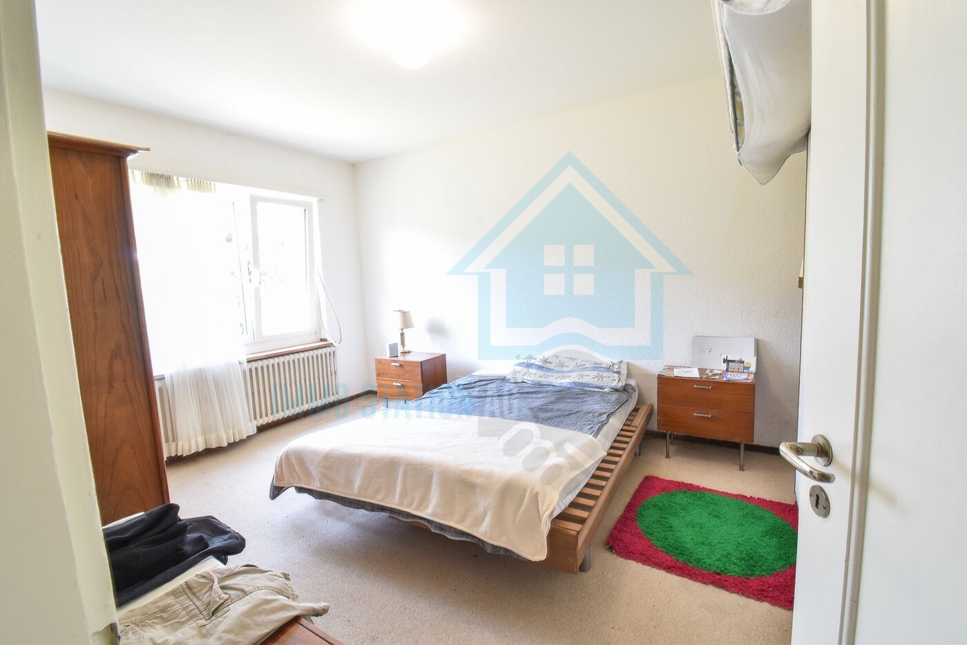 Schlichtes Schlafzimmer mit Tageslicht