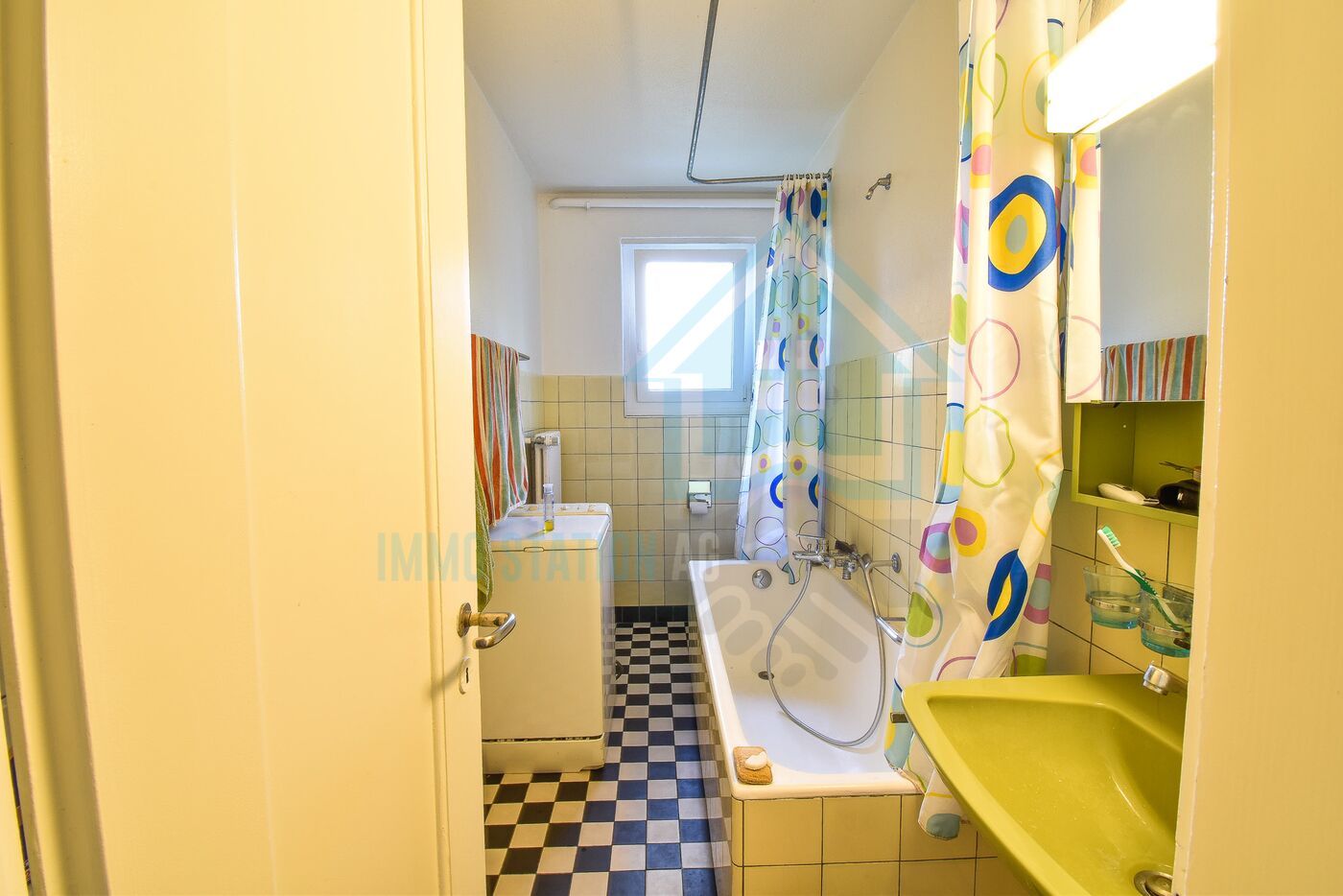 Kleines Badezimmer mit Badewanne und Duschvorhang