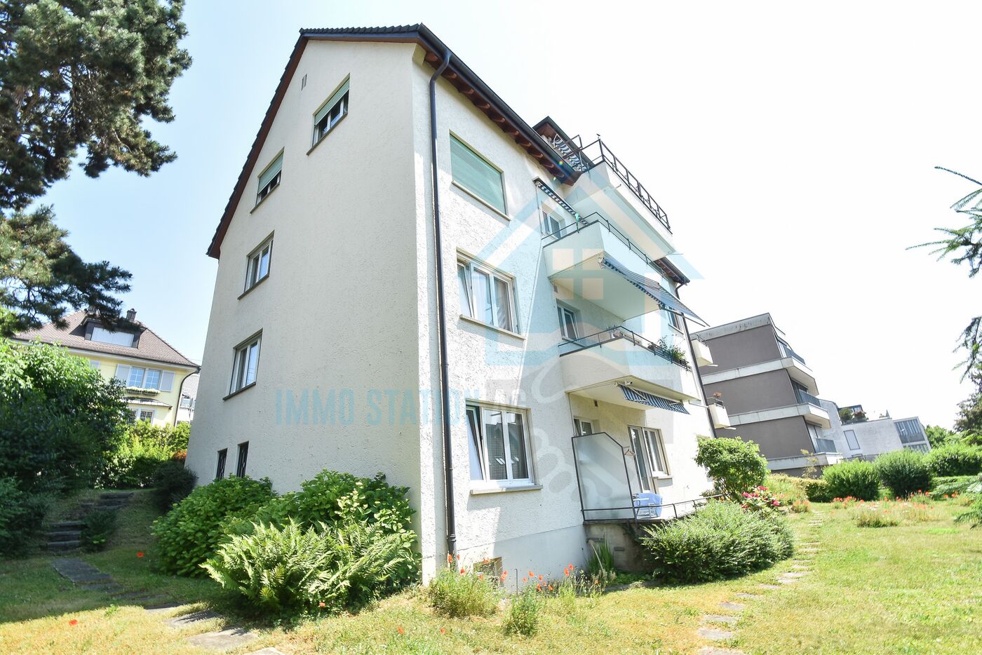 Mehrfamilienhaus mit Balkon und Garten