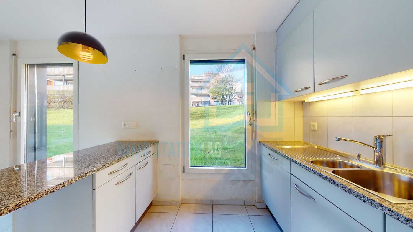 Helle, schmale Küche mit Fensterblick