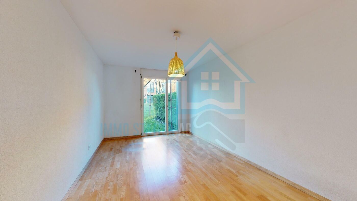 Leerer heller Raum mit Balkon- oder Terrassentür