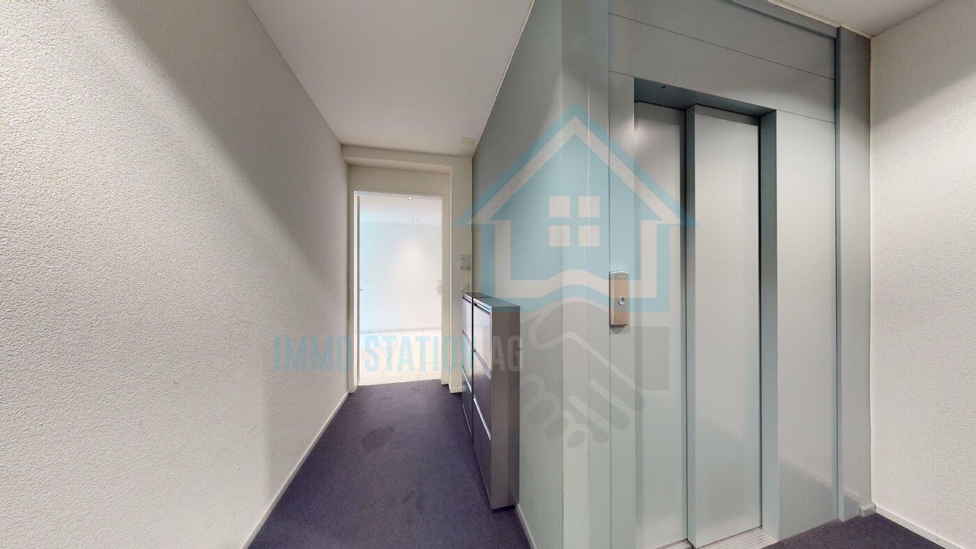 Moderner Flur mit Aufzug