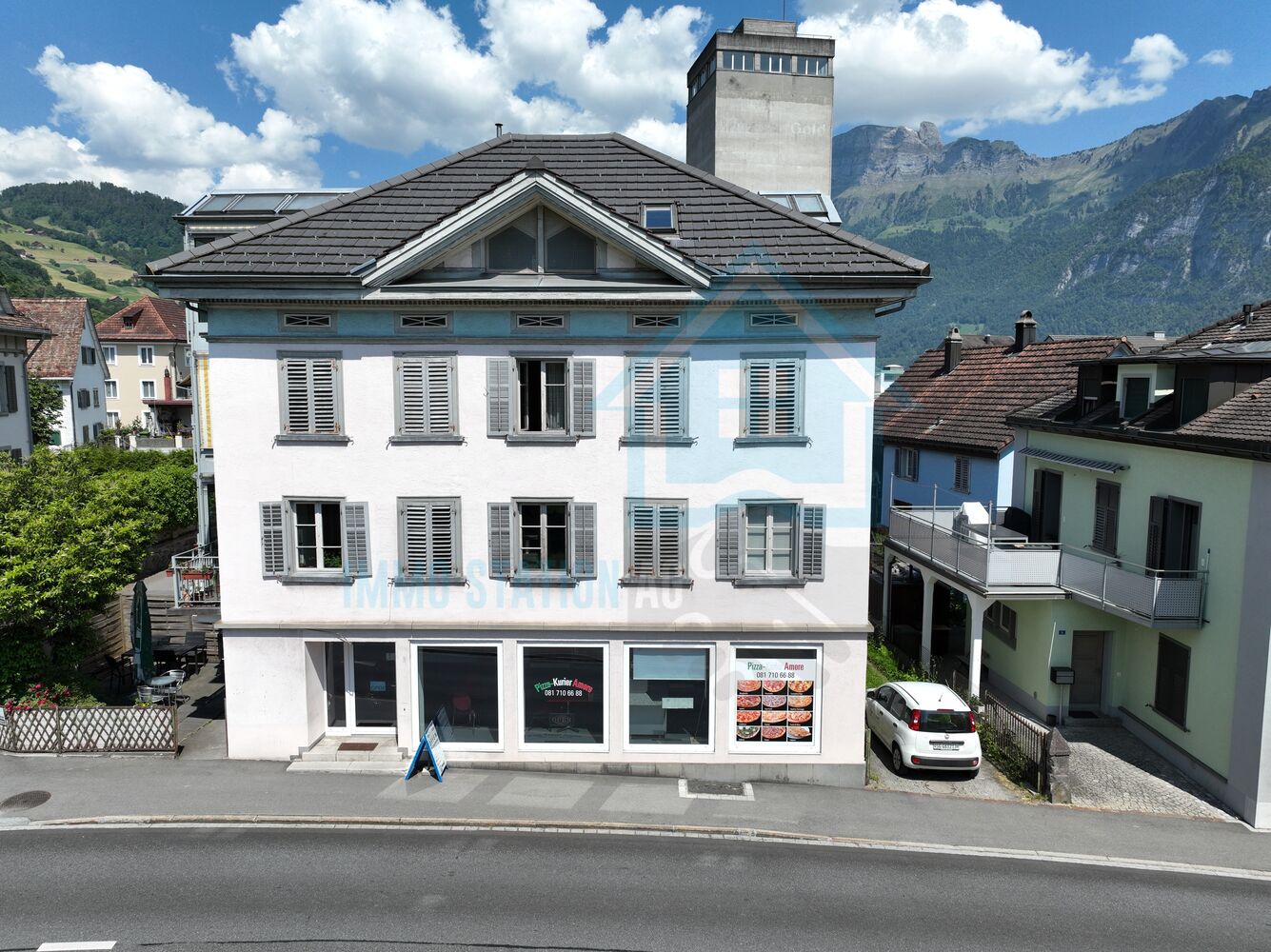 Mehrfamilienhaus mit Geschäftslokal und Alpenblick
