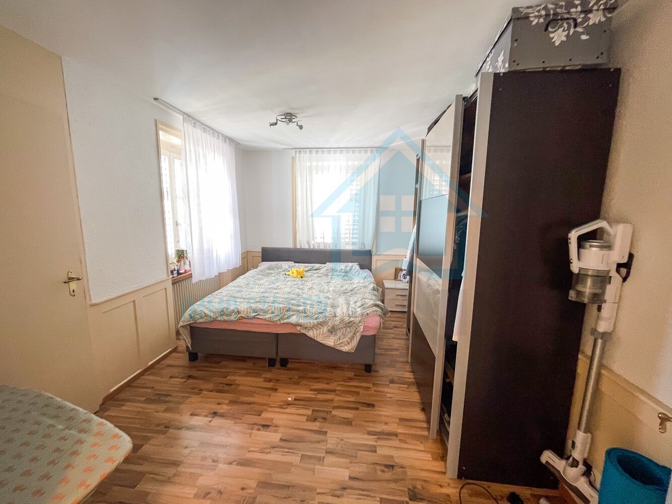 Schlafzimmer mit Doppelbett und Kleiderschrank