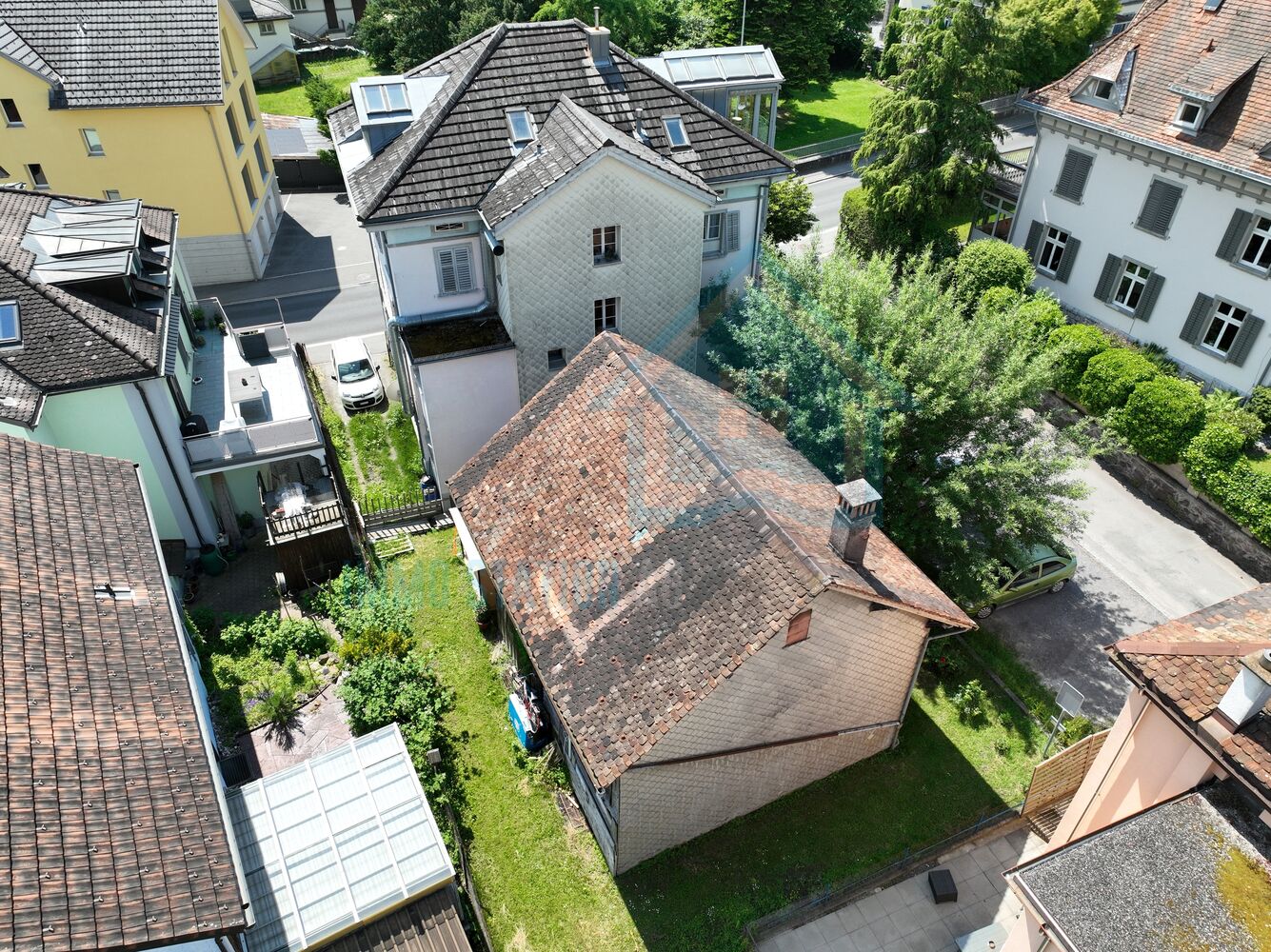 Luftaufnahme eines Wohnhauses mit Gärten