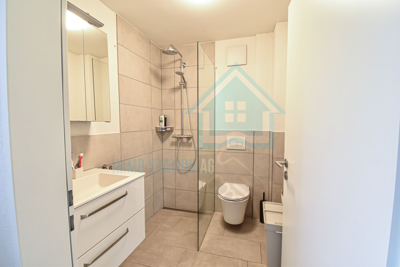 Modernes Badezimmer mit Dusche und WC