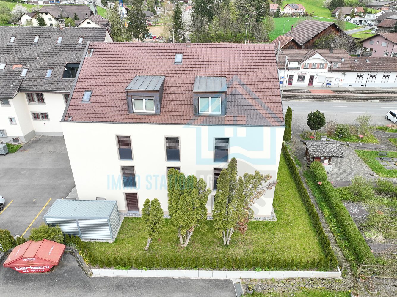 Luftaufnahme eines Wohnhauses mit Garten