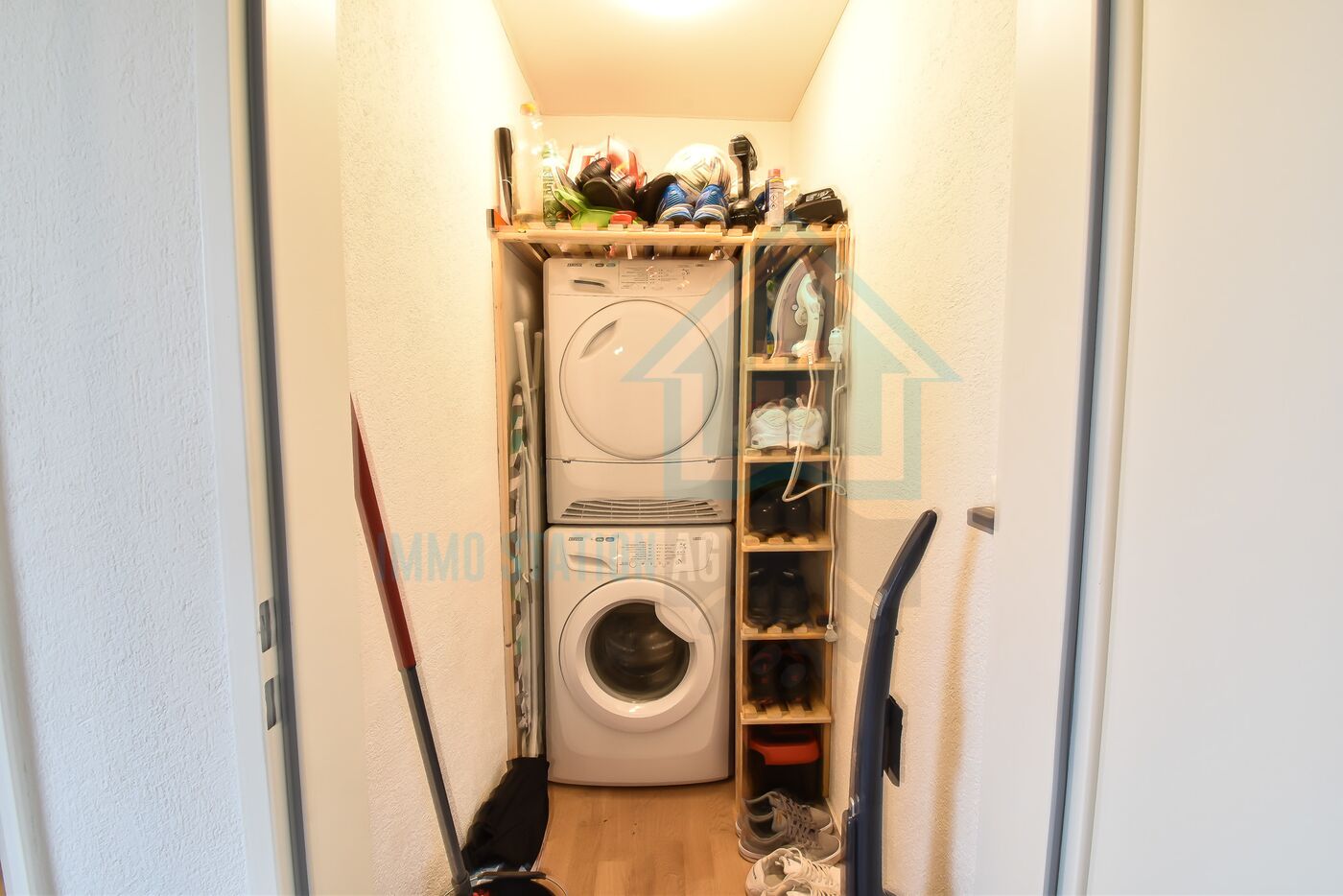 Hauswirtschafts-/Abstellnische mit Waschmaschine und Trockner