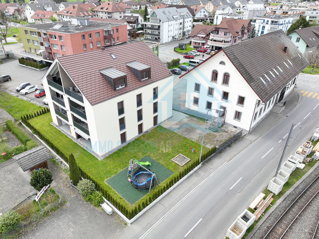 Luftaufnahme eines Wohngebäudekomplexes mit Garten