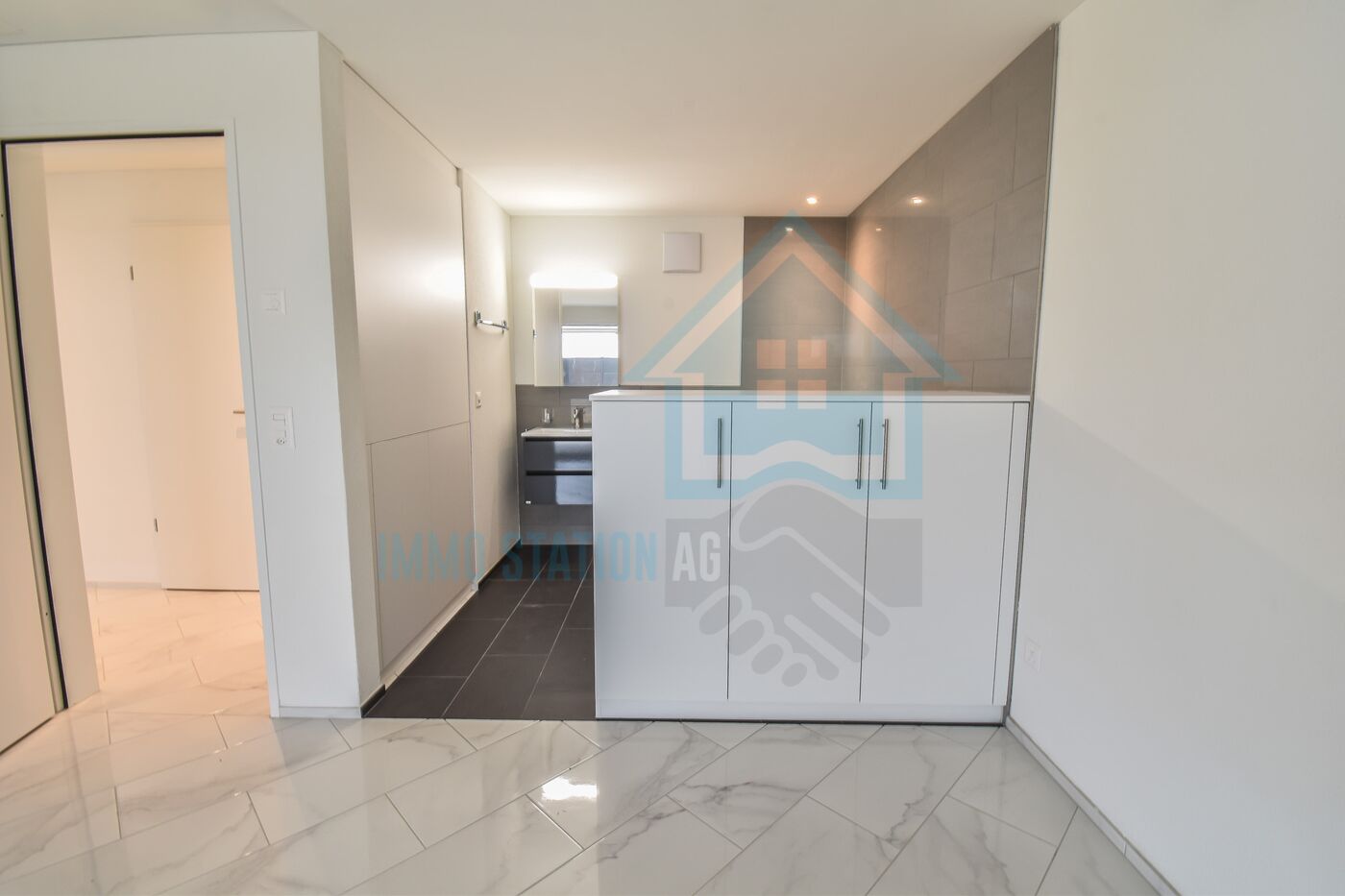 Modernes Interieur mit Bad- und Küchenbereich