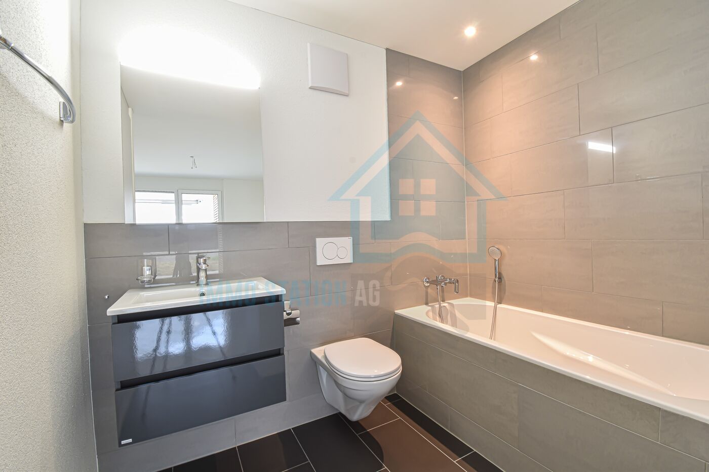 Modernes Badezimmer mit Wanne und Waschbecken