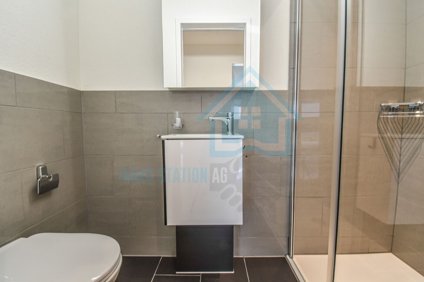 Modernes Badezimmer mit Dusche und Waschtisch