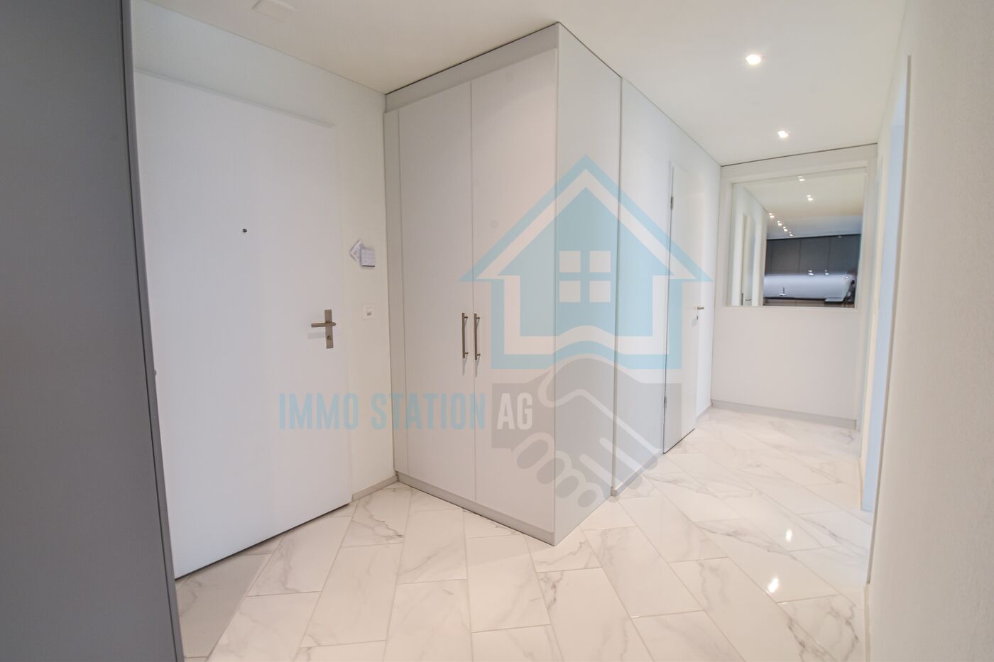 Moderner Eingangsbereich mit Einbauschrank