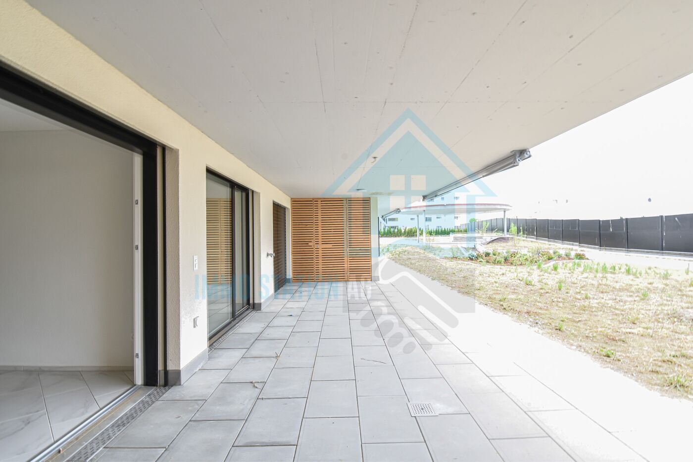 Überdachte Terrasse mit Schiebetüren