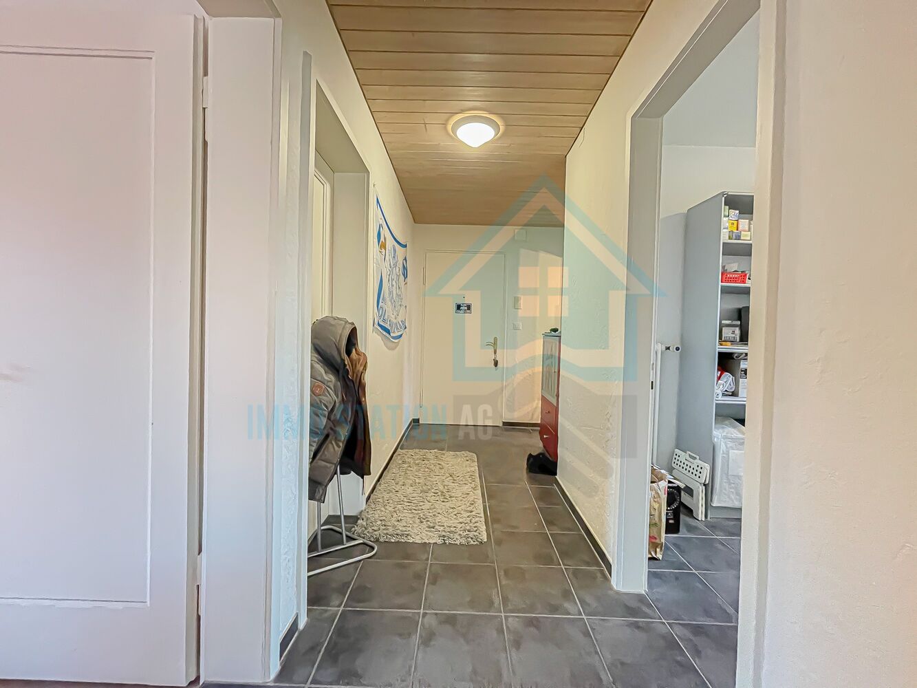 Flur mit angrenzenden Räumen