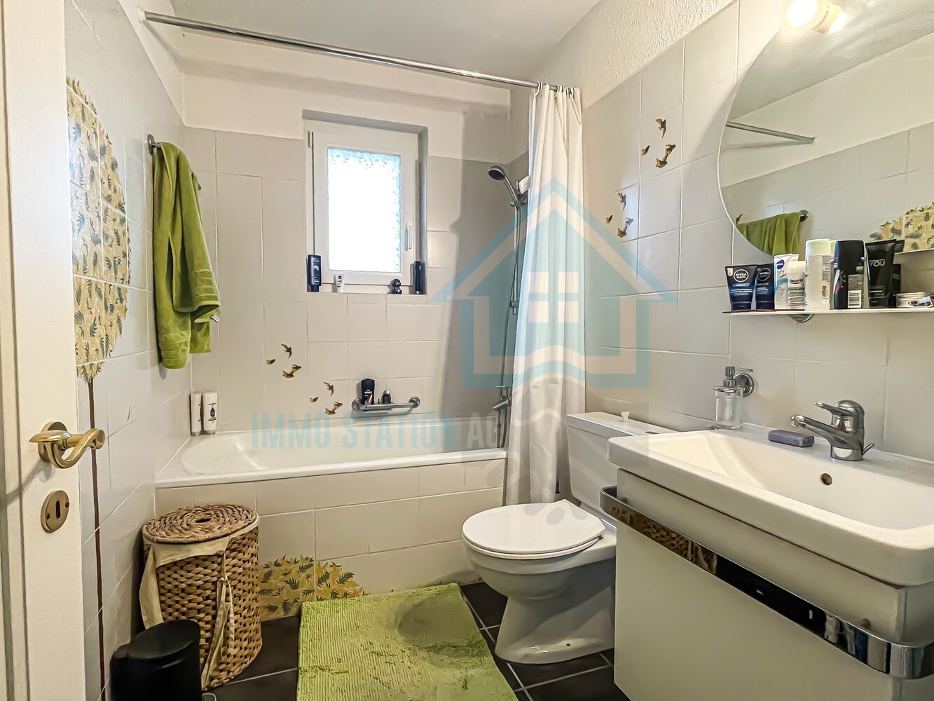 Badezimmer mit Badewanne und Waschtisch