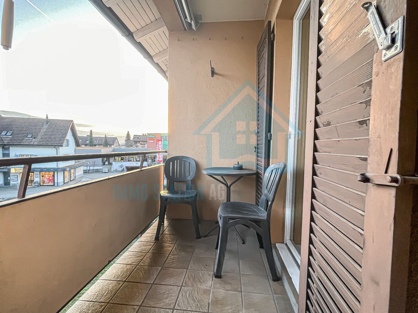 Balkon mit Sitzplatz und Blick auf die Straße