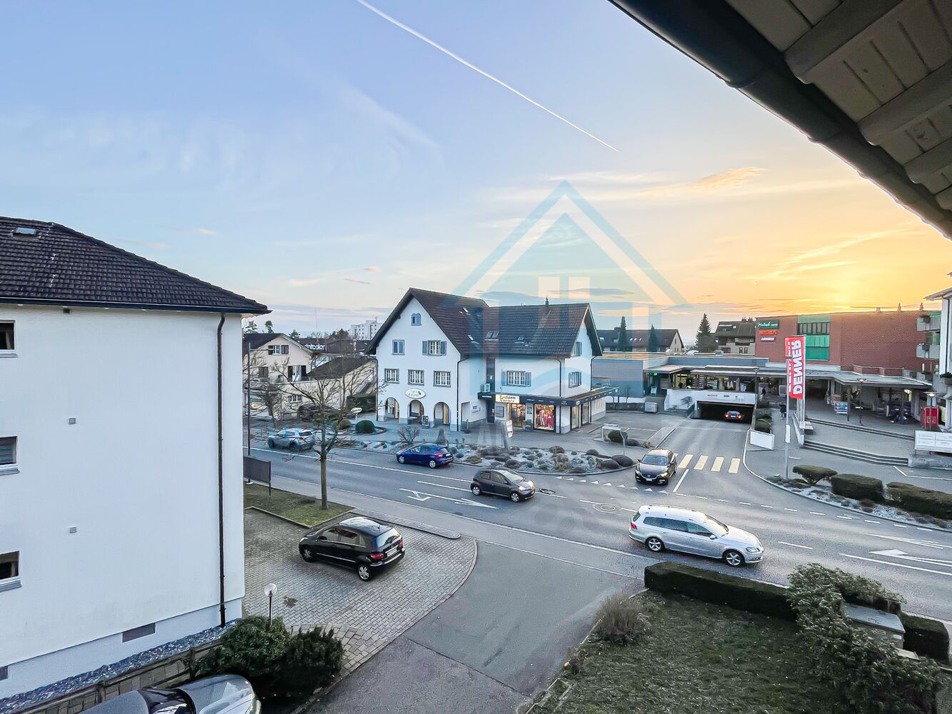 Blick über eine Straße bei Sonnenuntergang
