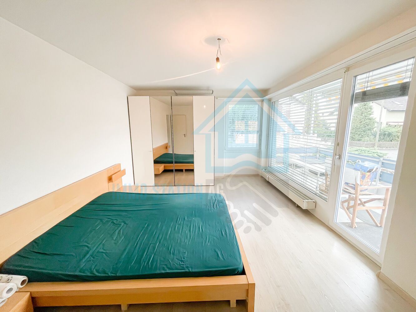 Helles Schlafzimmer mit Balkonzugang