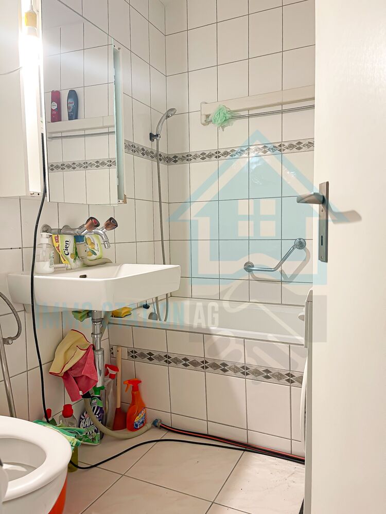 Kleines Badezimmer mit Wanne und Wandfliesen