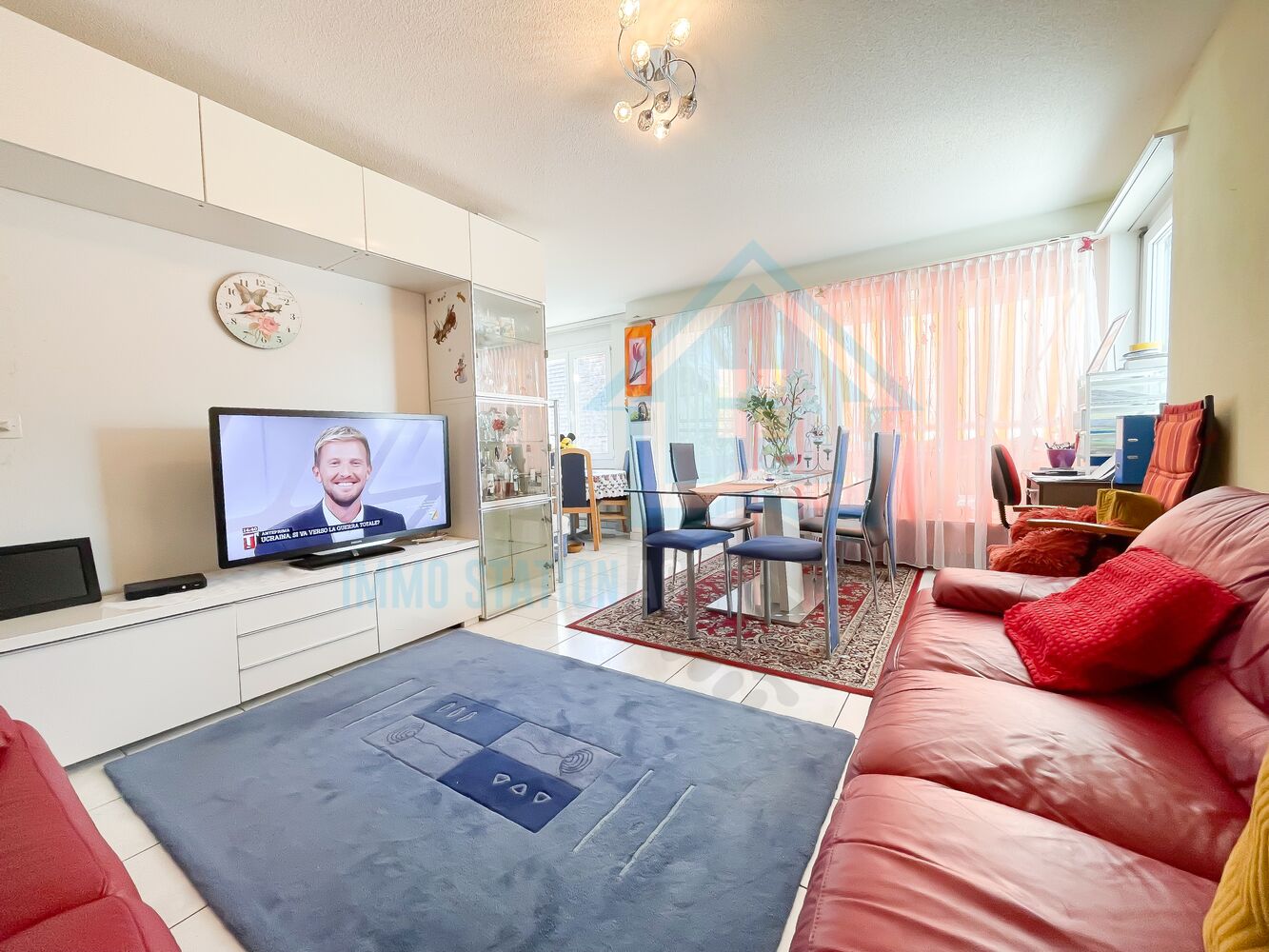 Helles Wohn- und Esszimmer mit farbiger Einrichtung