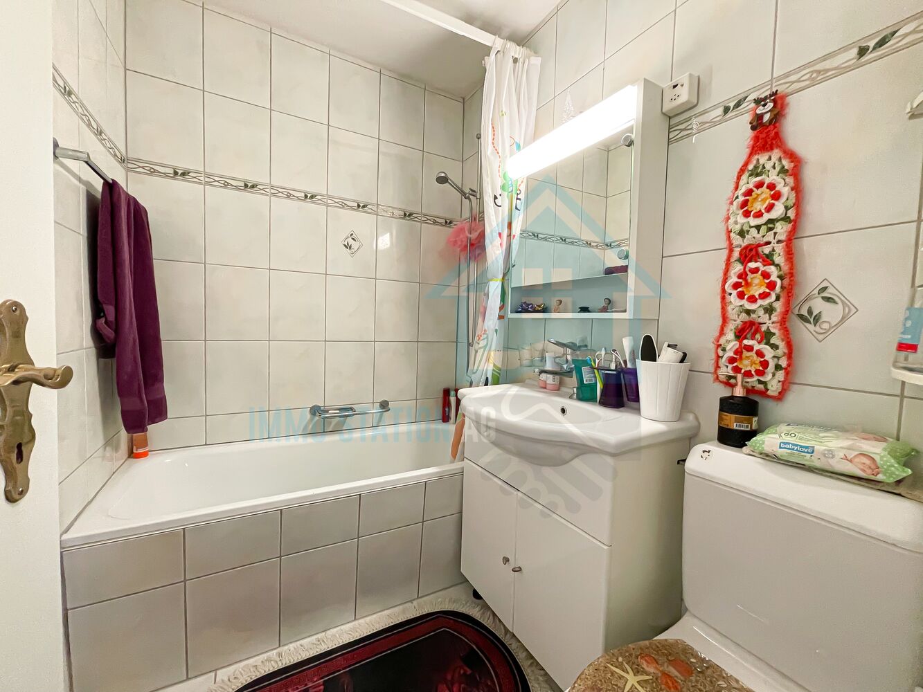 Kleines Bad mit Badewanne und Waschtisch