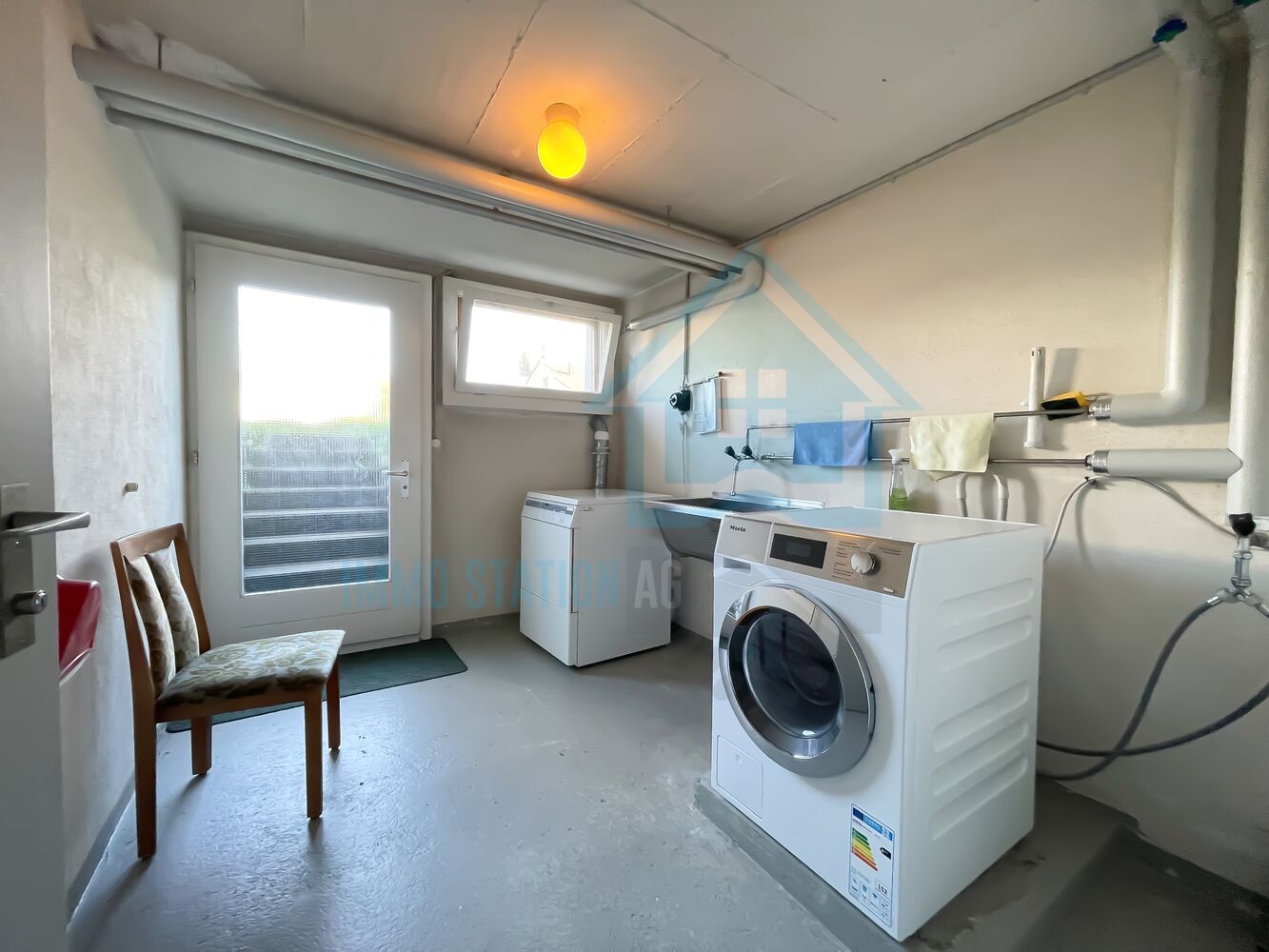 Hauswirtschaftsraum mit Waschmaschine