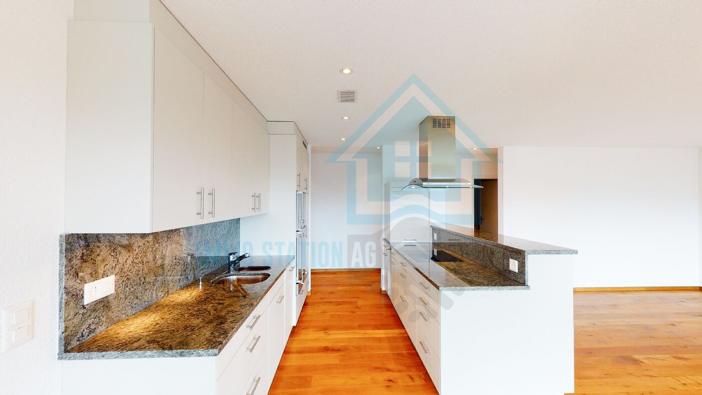 Offene moderne Küche mit Granit und Holz