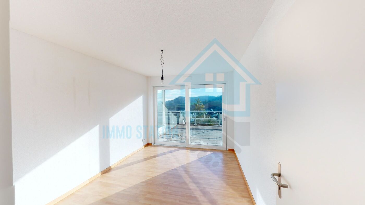 Heller leerer Raum mit Balkon- oder Terrassenzugang