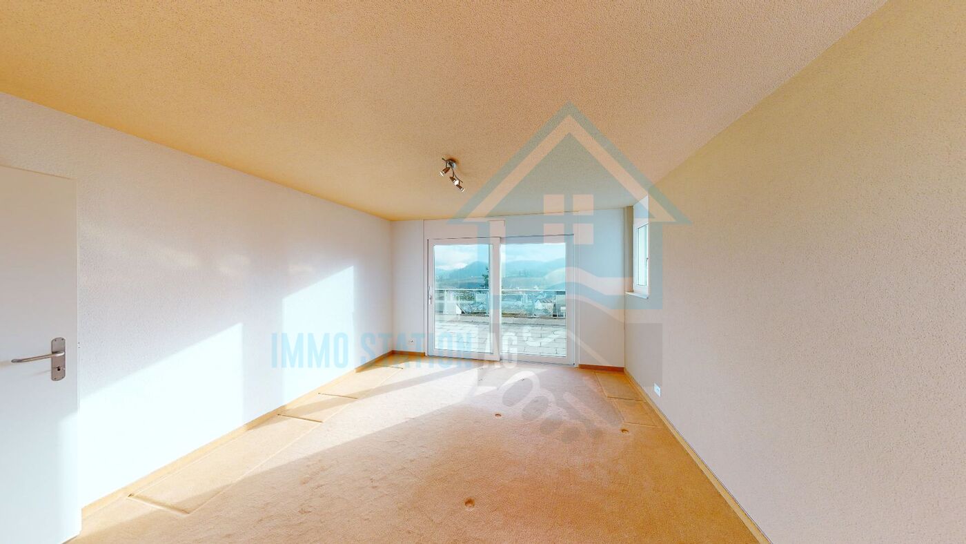 Heller leerer Raum mit Balkon- oder Terrassenzugang