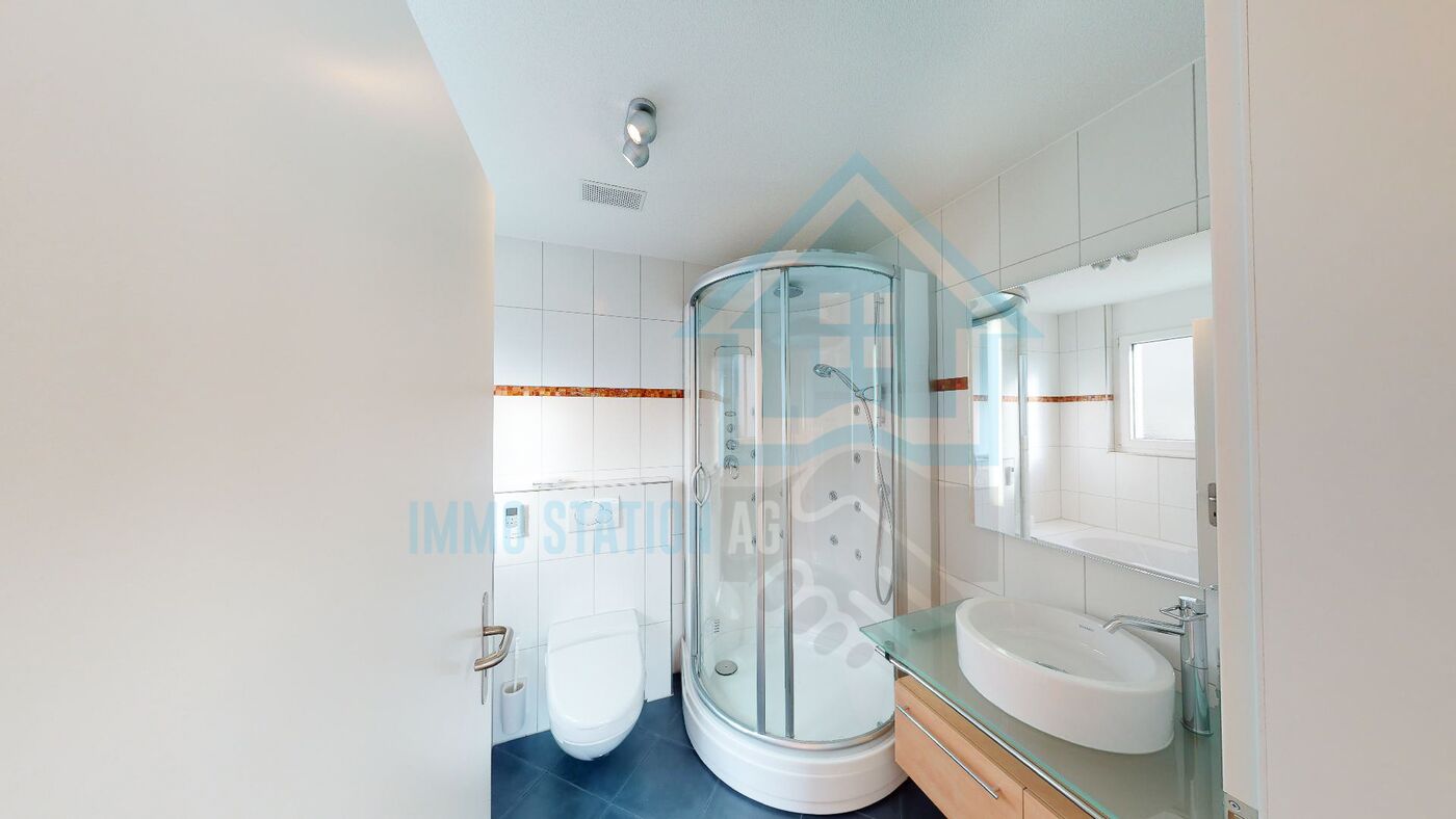 Modernes Badezimmer mit Runddusche und Waschtisch