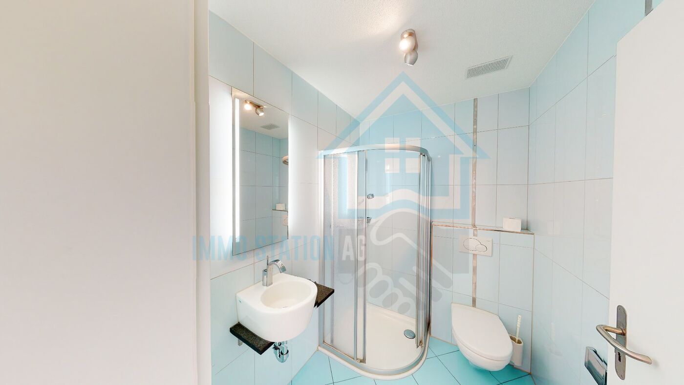 Badezimmer mit Dusche und WC