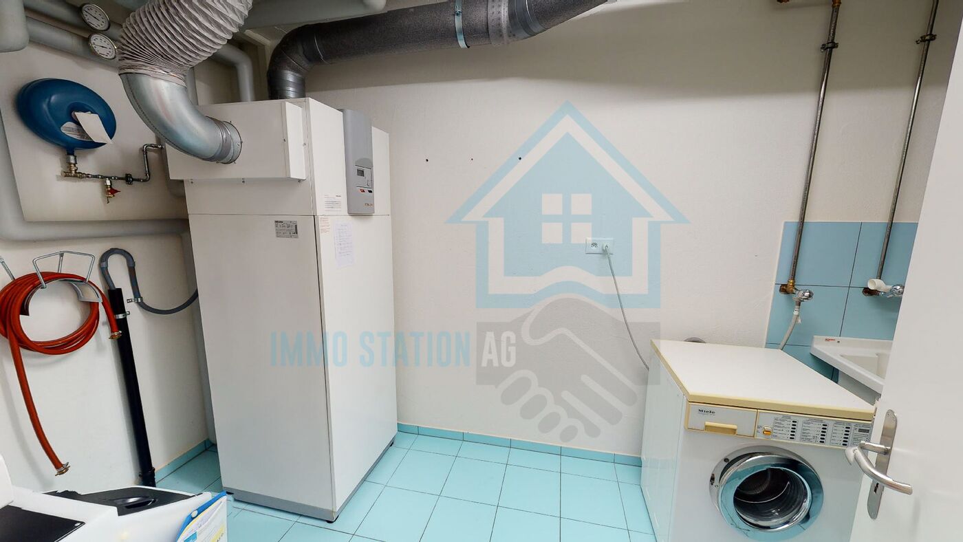 Hauswirtschaftsraum mit Technik- und Waschbereich