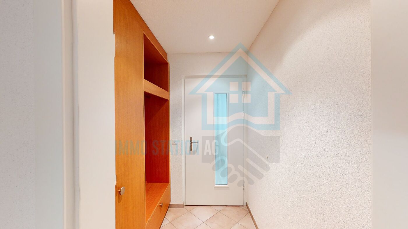 Heller Eingangsflur mit Einbauschrank und weißer Tür