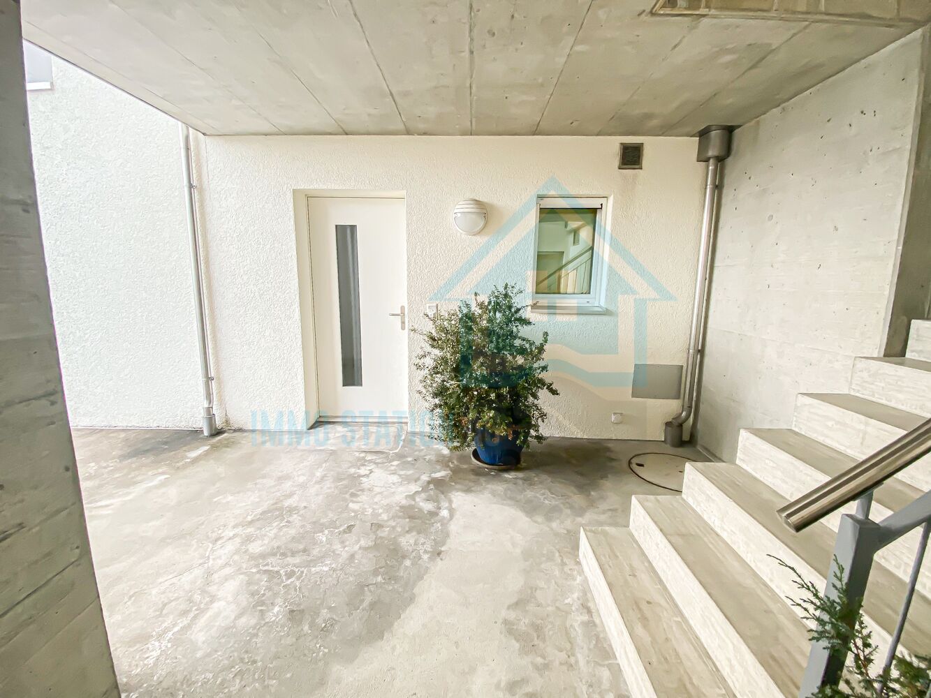 Keller- oder Eingangsbereich mit Treppe