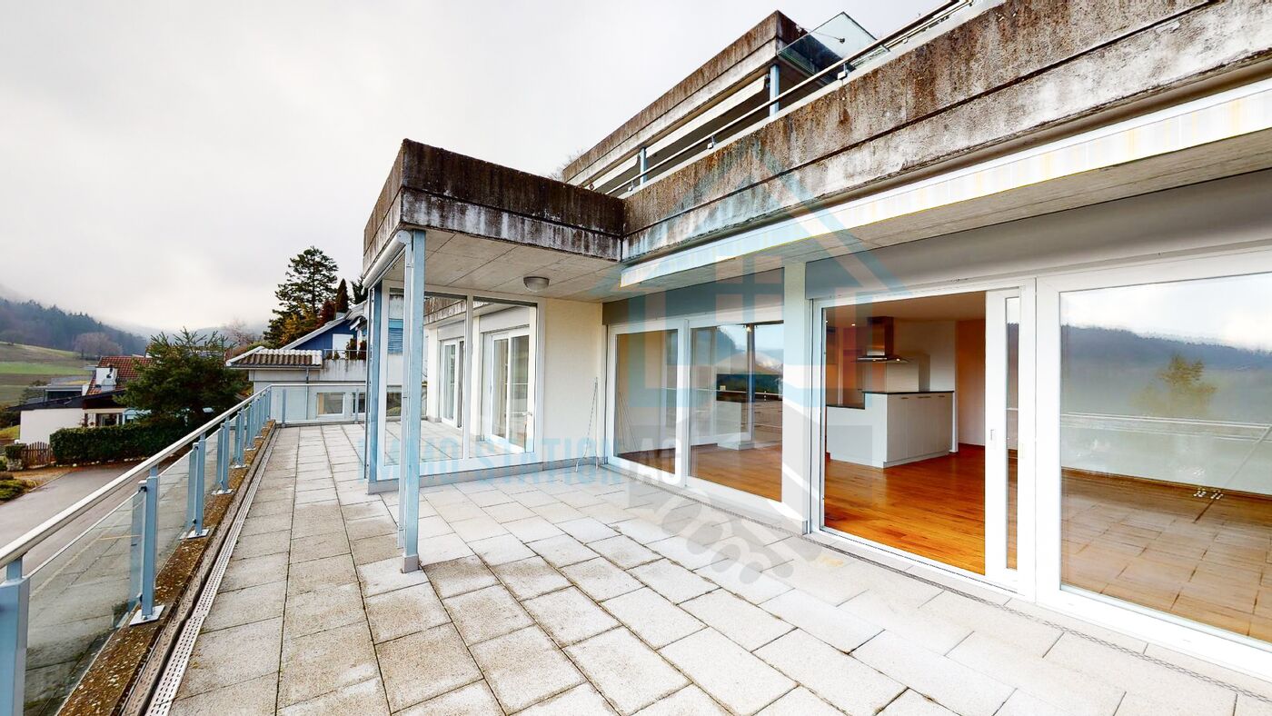 Große Dachterrasse mit Glasgeländer