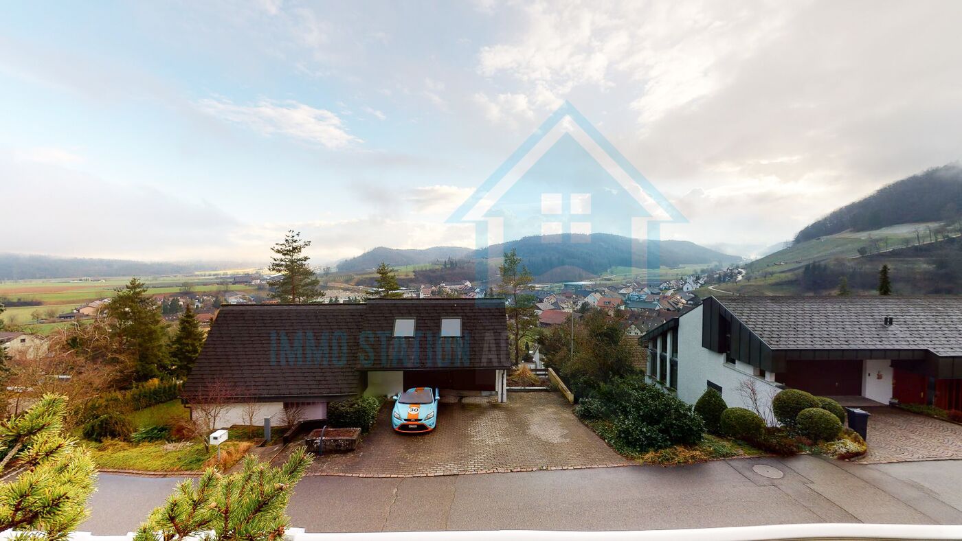 Hausansicht mit Talblick