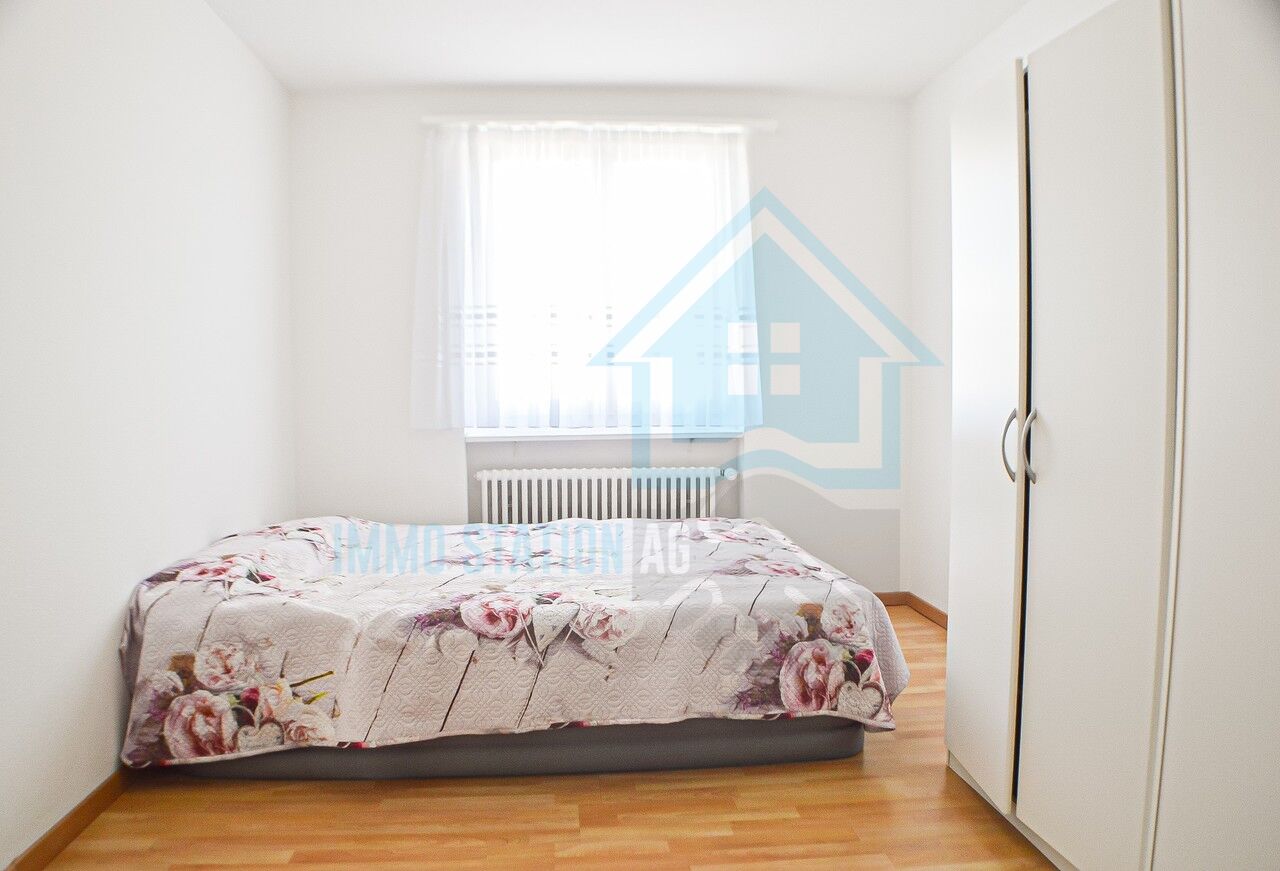 Helles Schlafzimmer mit Bett und Kleiderschrank