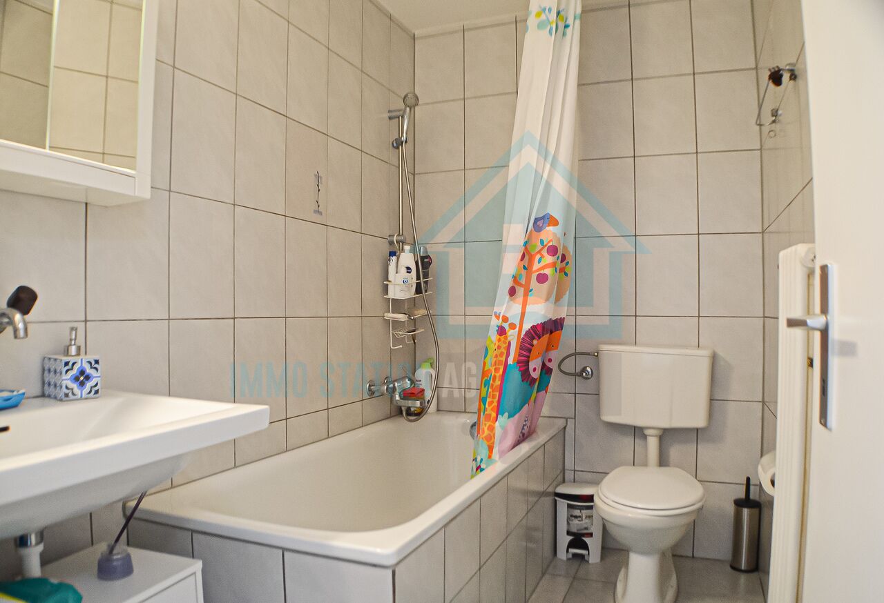 Badezimmer mit Badewanne und WC
